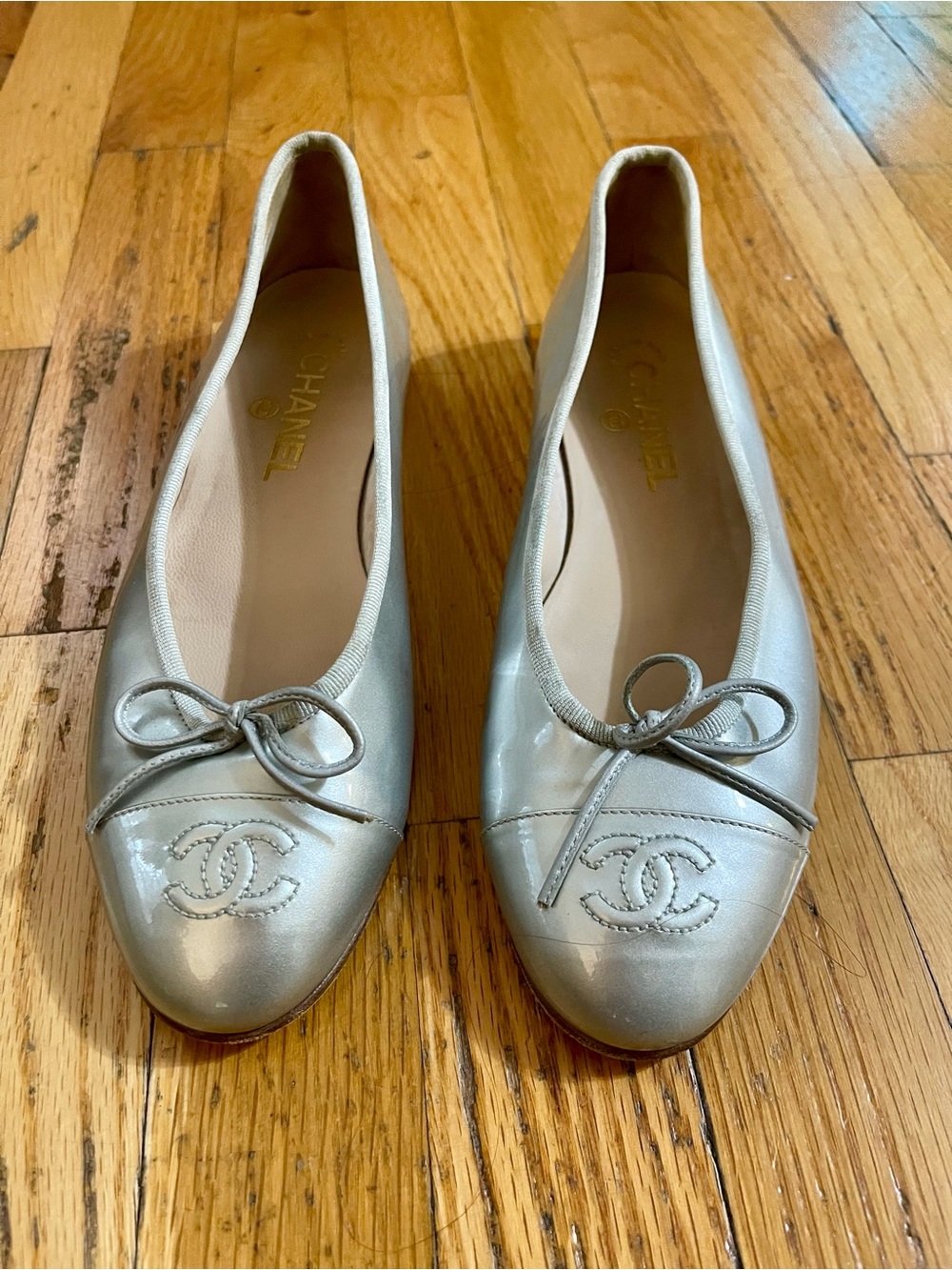 CHANEL Metallic Silver Leather Ballet Flats with Bow and CC Stitching
